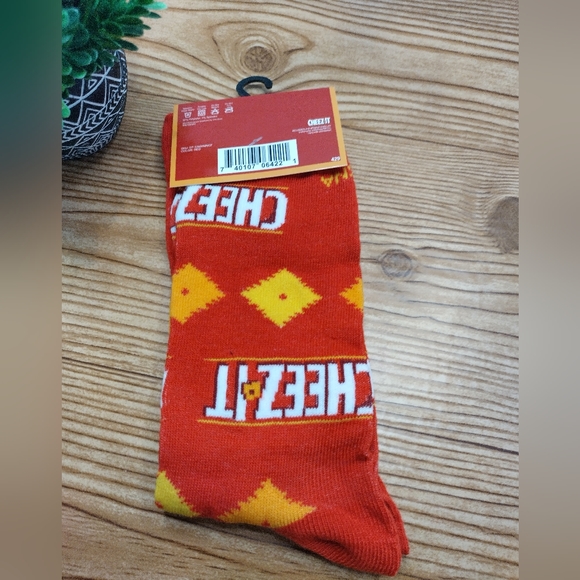 Cheez It Novelty Socks Men's Size 6-12 - Picture 2 of 3